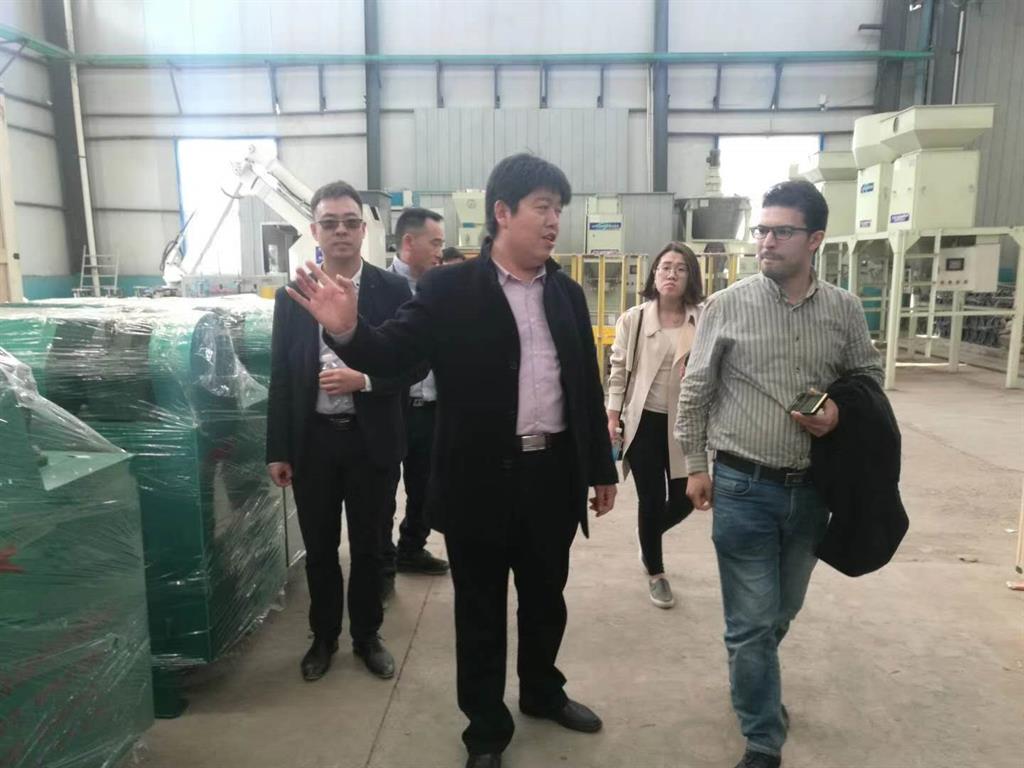 有機(jī)肥造粒機(jī)客戶來廠參觀