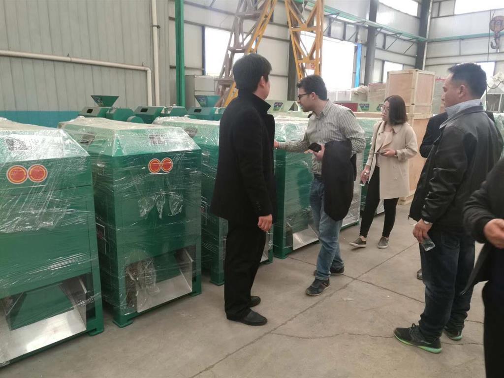 有機(jī)肥造粒機(jī)客戶來廠參觀